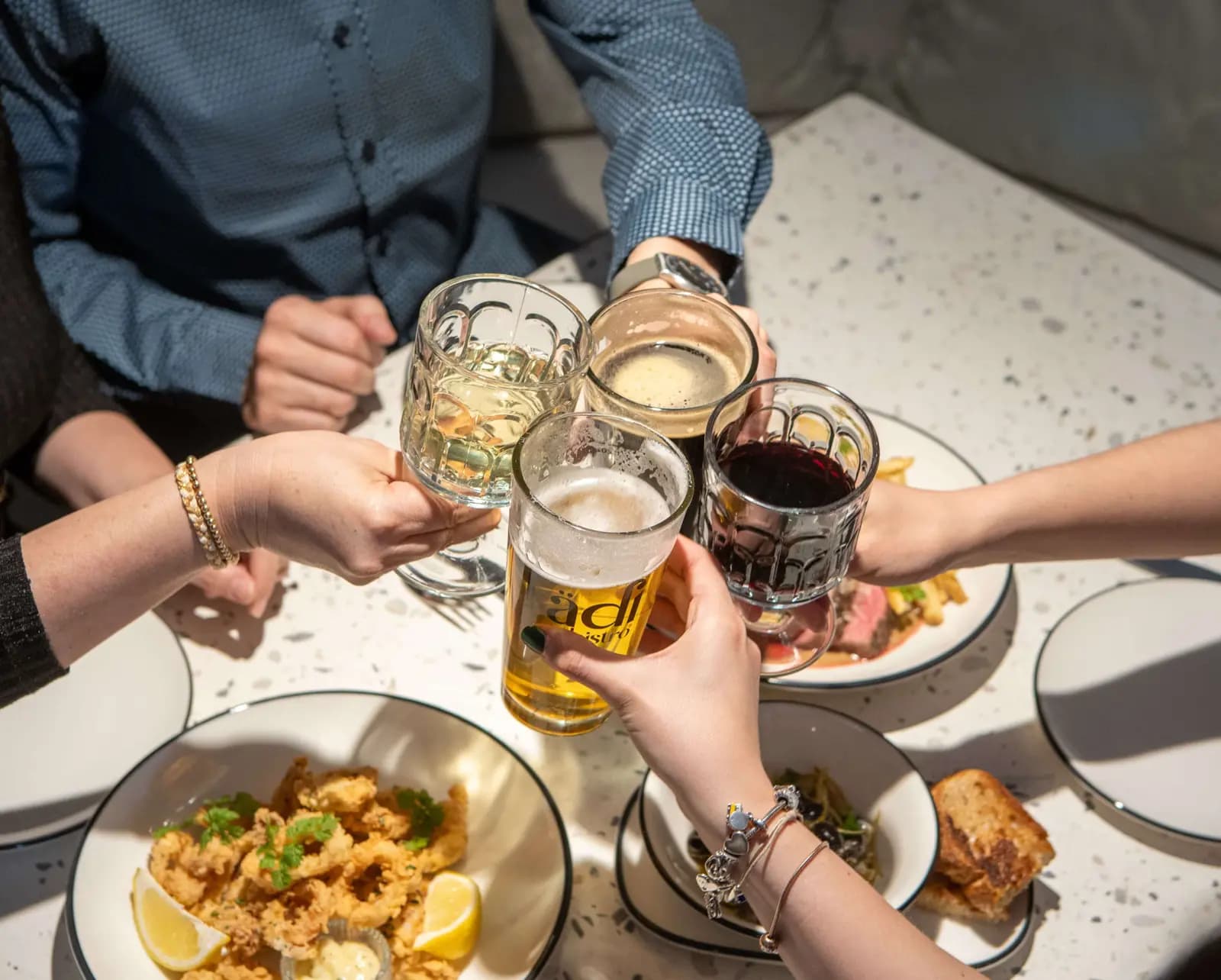Brindis con cervezas y entradas