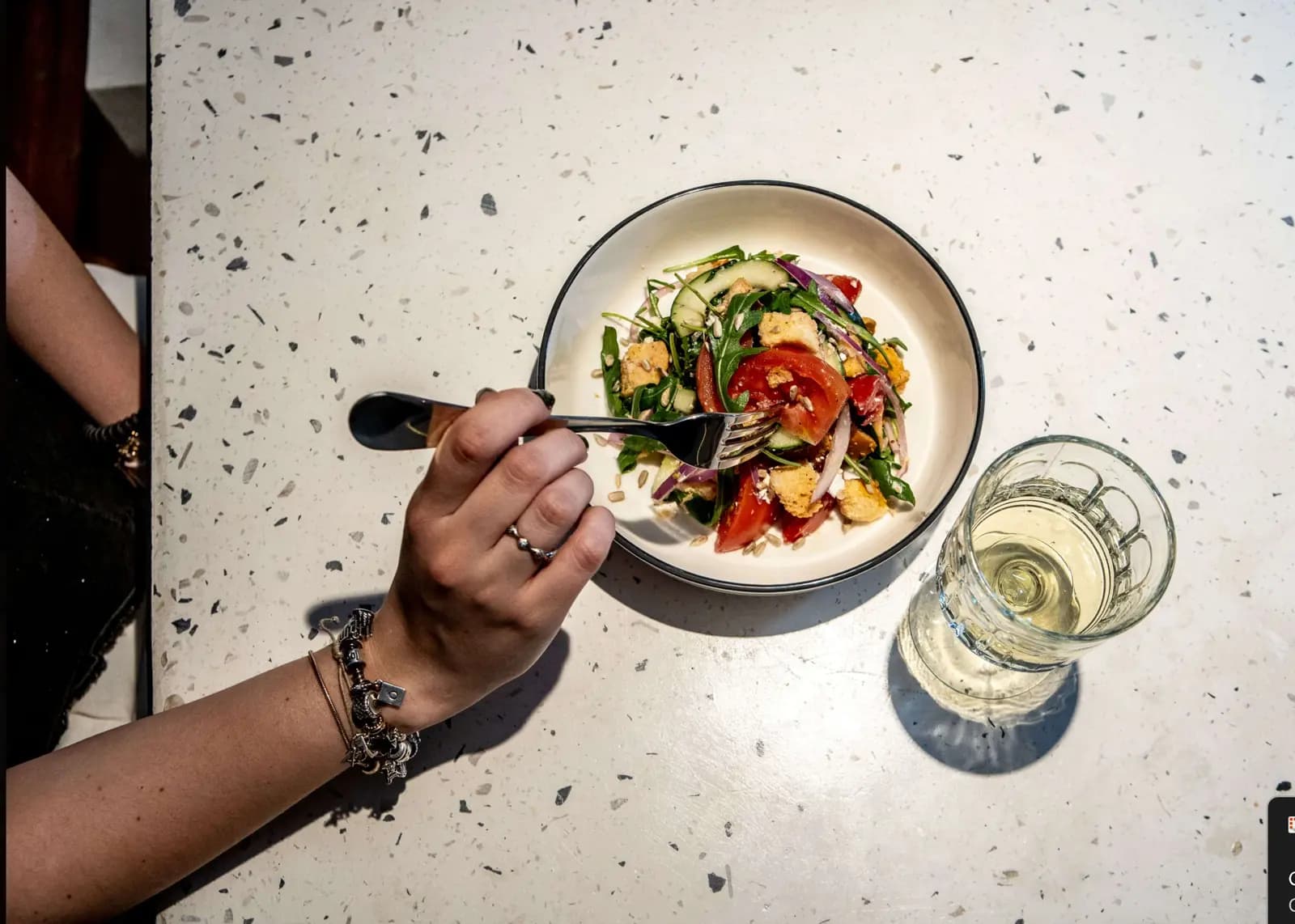 Panzanella y vino blanco